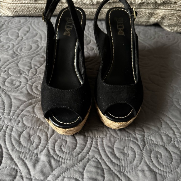 Brash Black Wedge Sandals with Tan Accents
Size says 5 but fits more like 4 1/2 - Picture 1 of 2